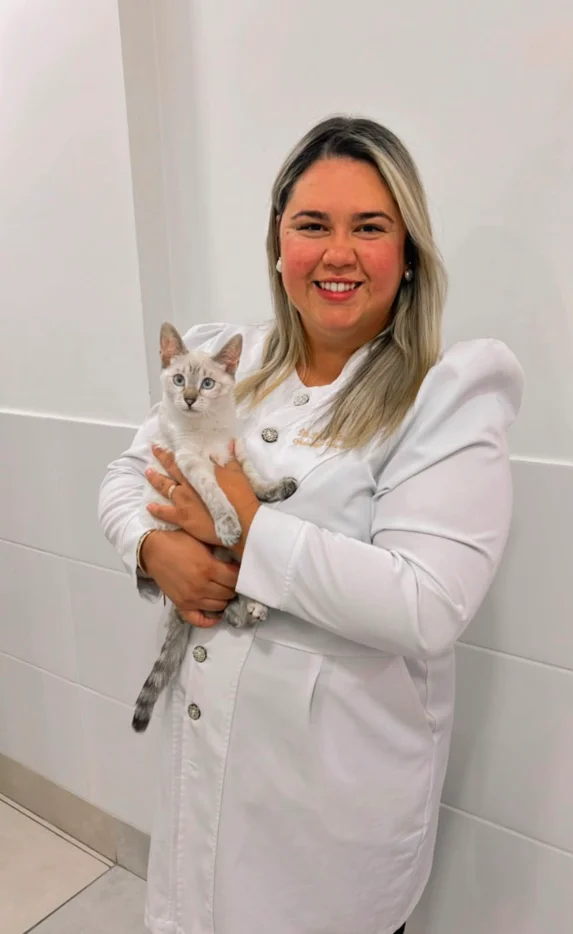 Dra. Daniella durante um atendimento
