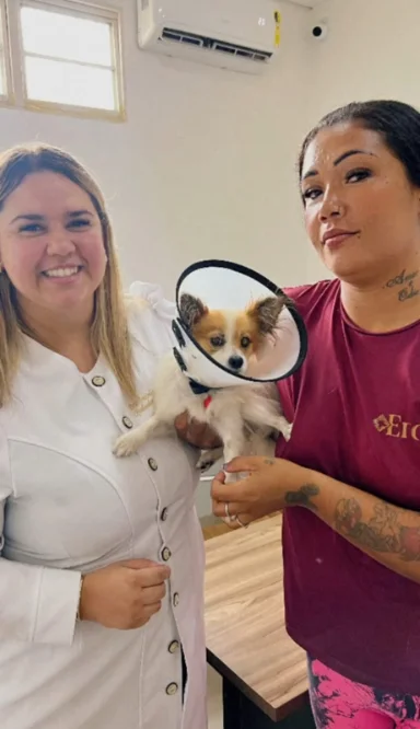 Tutor com seu pet olhando para a câmera